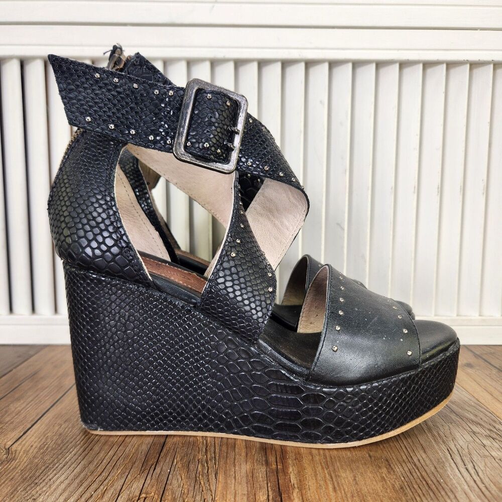 Freebird Terra Wedge Sandals Womens Sz 9 Black Embossed Snakeskin Platform Shoes
